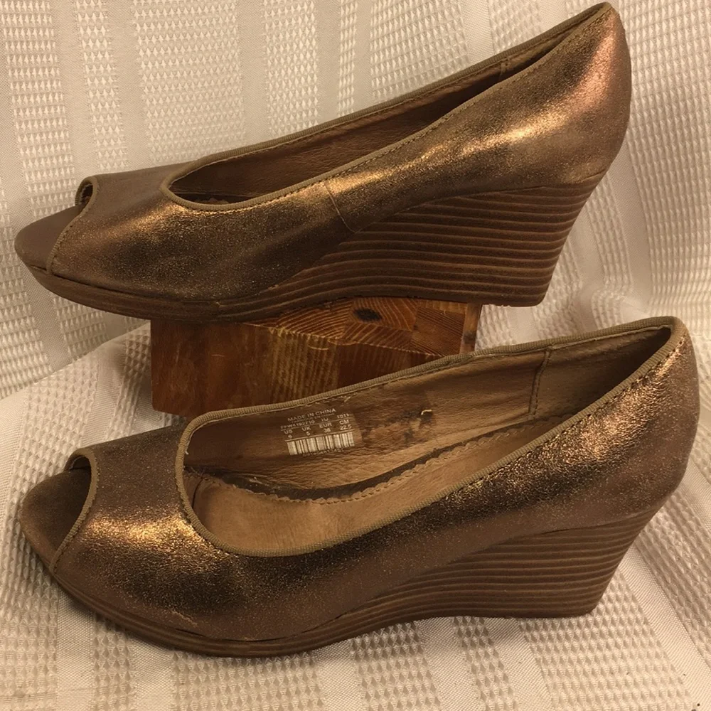 NWOT Fossil metallic leather peep toe 2.5”wedge